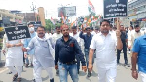 राहुल गांधी से पूछताछ व कांग्रेस कार्यालय से कार्यकर्ताओं की गिरफ्तारी के विरोध में कांग्रेसियों ने किया राजभवन का घेराव