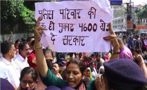 उत्तराखंड : पत्नियों और मां ने की प्रेस कांफ्रेंस, पुलिस ने पतियों और बेटे को कर दिया सस्पेंड