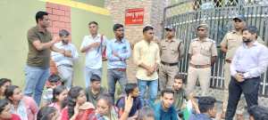 भर्ती घोटाले की सीबीआई जांच की मांग को लेकर छात्रों व बेरोजगारों को रैला निकला सड़कों पर, डीएम के विरोध में लगे नारे