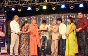 कुमार विश्वास की “कोई दीवाना कहता है, कोई पागल समझता है…” कविता पर जमकर थिरके श्रोता, कोर कॉलेज में धूमधाम के साथ मनाया गया यूईटीआर का प्रथम वार्षिकोत्सव व संस्थापक जेसी जैन का जन्मिदन